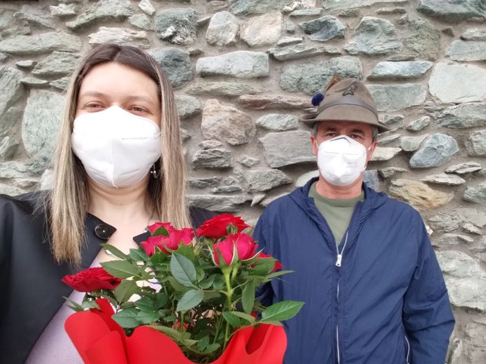 Margaretha Milliery e Remo Vuillermoz durante la consegna degli omaggi floreali