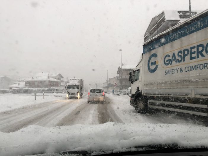 Nevica ed è caos; Aosta isolata dal resto del mondo Nevica ed è caos; Aosta isolata dal resto del mondo