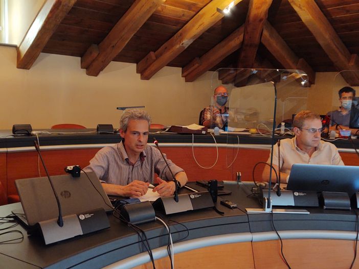 A sn il sindaco di Aosta, Gianni Nuti, durante la presentazione della nuoava app