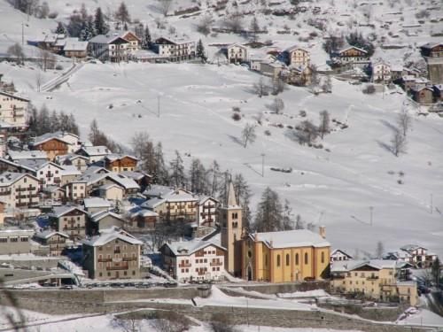 Uno scorcio di Torgnon. Nell'articolo la sindachessa Cristina Machet. Ora che è stata nominatra Consigliera di Partità, garantisca parità anche ai pedono. È un vero peccato rovinare una chicca come Torgnon. Si sta bene, sono tutti gentilissimi quelli che vivono e lavorano con i turisti... E poi le cadute dell'amministrazione sulla gestione della viabilità che immaginiamo molto difficile ma che come tutte le cose può essere risolta. Uno scorcio di Torgnon. Nell'articolo la sindachessa Cristina Machet. Ora che è stata nominatra Consigliera di Partità, garantisca parità anche ai pedono. È un vero peccato rovinare una chicca come Torgnon. Si sta bene, sono tutti gentilissimi quelli che vivono e lavorano con i turisti... E poi le cadute dell'amministrazione sulla gestione della viabilità che immaginiamo molto difficile ma che come tutte le cose può essere risolta.