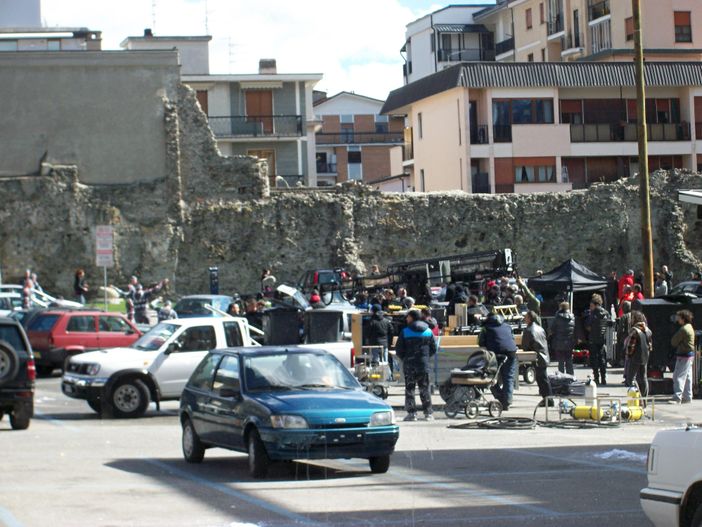 Qui e nelle foto in basso, alcuni momenti delle riprese sul set aostano Qui e nelle foto in basso, alcuni momenti delle riprese sul set aostano
