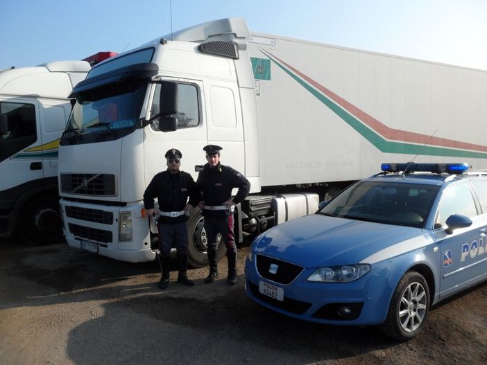 Su strade statali e autostrada controlli straordinari su camion e bus Su strade statali e autostrada controlli straordinari su camion e bus