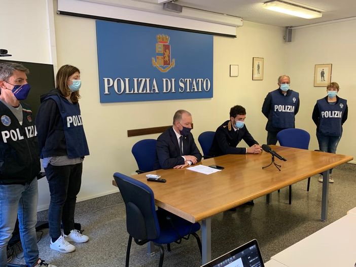 Al centro il questore di Aosta, Ivo Morelli e il commissario capo Francesco Filograno durante la conferenza stampa