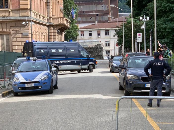 Il cellulare della Polizia penitenziaria con a bordo Antonio Raso lascia il tribunale