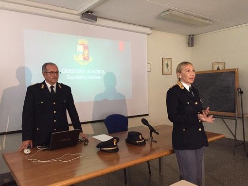 L'ispettore superiore Gino Tosetti e la dirigente dell Squadra mobile di Aosta, Eleonora Cognigni durante la conferenza stampa seguita all'arresto dei due rapinatori L'ispettore superiore Gino Tosetti e la dirigente dell Squadra mobile di Aosta, Eleonora Cognigni durante la conferenza stampa seguita all'arresto dei due rapinatori