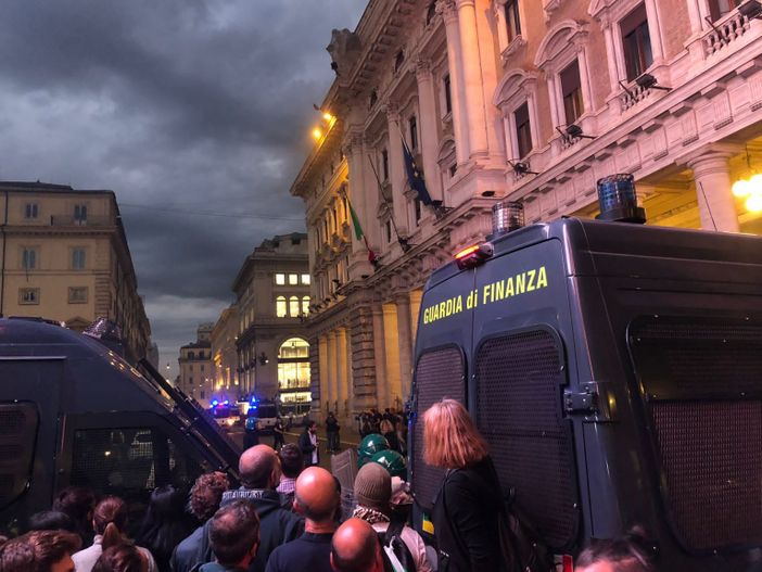 Delinquenti! Anche la politica valdostana condanni squadristi no green e fascisti Delinquenti! Anche la politica valdostana condanni squadristi no green e fascisti