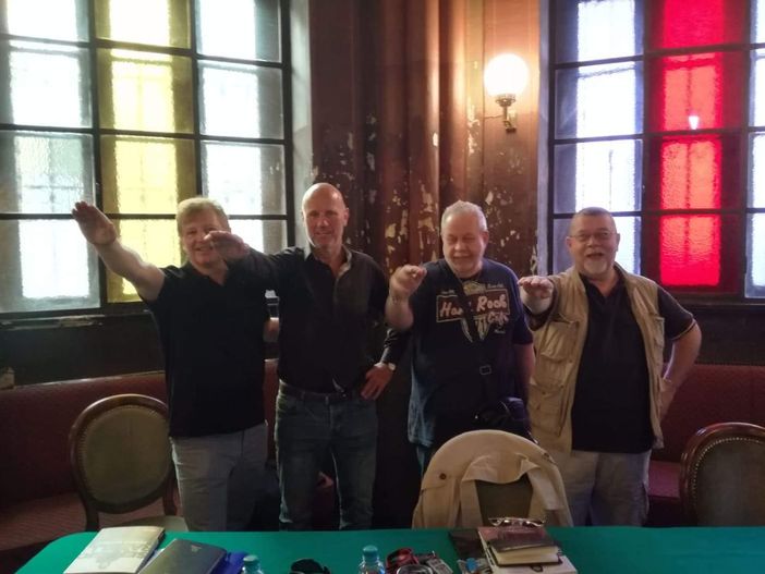 Saluto fascista al termine di evento pubblico, indagini della Digos su quattro valdostani Saluto fascista al termine di evento pubblico, indagini della Digos su quattro valdostani