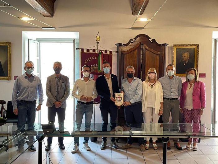 nella foto da sinistra: Riccardo Vagneur – Segretario Particolare dell’Assessore all’Agricoltura e Risorse naturali, Stefano Mosca – Direttore dell’Ente Fiera Nazionale del Tartufo Bianco d’Alba, Emanuele Bolla – Assessore al Turismo del Comune di Alba, Davide Sapinet- Assessore all’Agricoltura e Risorse naturali, Carlo Bo – Sindaco del Comune di Alba, Liliana Allena – Presidente dell’Ente Fiera Nazionale del Tartufo Bianco d’Alba, Fabrizio Savoye – Coordinatore del Dipartimento Agricoltura, Josette Dalbard – Funzionario dell’Ufficio promozione) nella foto da sinistra: Riccardo Vagneur – Segretario Particolare dell’Assessore all’Agricoltura e Risorse naturali, Stefano Mosca – Direttore dell’Ente Fiera Nazionale del Tartufo Bianco d’Alba, Emanuele Bolla – Assessore al Turismo del Comune di Alba, Davide Sapinet- Assessore all’Agricoltura e Risorse naturali, Carlo Bo – Sindaco del Comune di Alba, Liliana Allena – Presidente dell’Ente Fiera Nazionale del Tartufo Bianco d’Alba, Fabrizio Savoye – Coordinatore del Dipartimento Agricoltura, Josette Dalbard – Funzionario dell’Ufficio promozione)