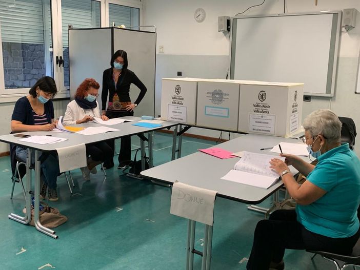 Un seggio nella scuola St-Roch in corso Ivrea ad Aosta