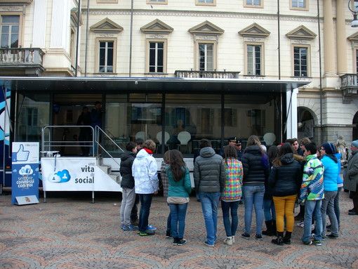 Nell'immagine di repertorio, studenti in piazza Chanoux a 'Una vita da social'