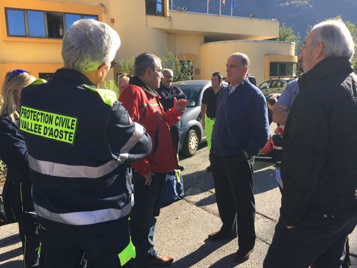 Rollandin saluta il personale alla pertenza per le zone terremotate