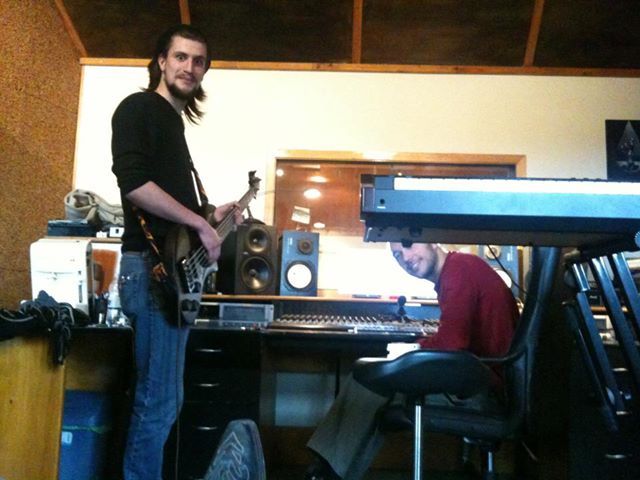 Due componenti dei The Sidh al lavoro in studio di registrazione (album facebook)