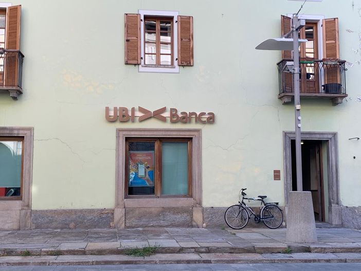 Ubi Banca entra in Intesa che ad Aosta manda via tutti tra lo sconcerto dei clienti