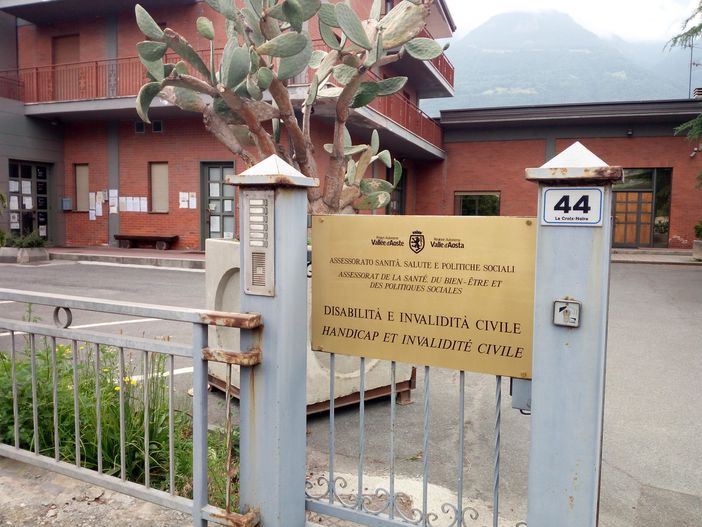 Nelle foto il biglietto da visita dell'Ufficio invalidi Nelle foto il biglietto da visita dell'Ufficio invalidi