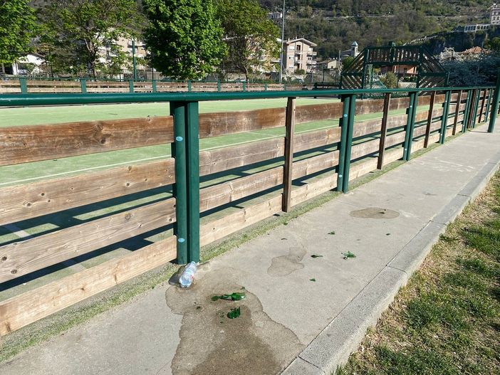 Pont-Saint-Martin: I bambini puliscono il parco poi arrivano i vandali a imbrattarlo