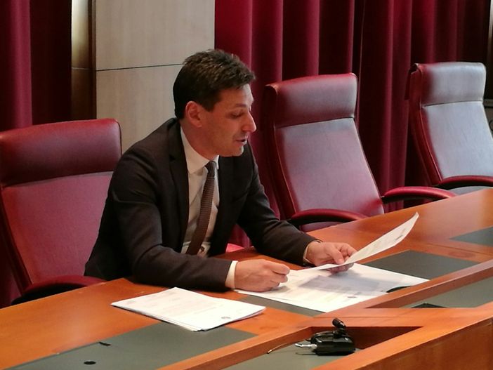 Il Presidente della Giunta, Laurent Vierin, durante l'illustrazione del provvedimento Il Presidente della Giunta, Laurent Vierin, durante l'illustrazione del provvedimento