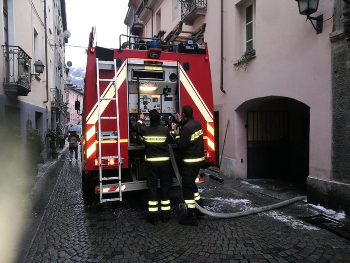 Bruciano rifiuti nel centro di Aosta, arrivano i pompieri Bruciano rifiuti nel centro di Aosta, arrivano i pompieri