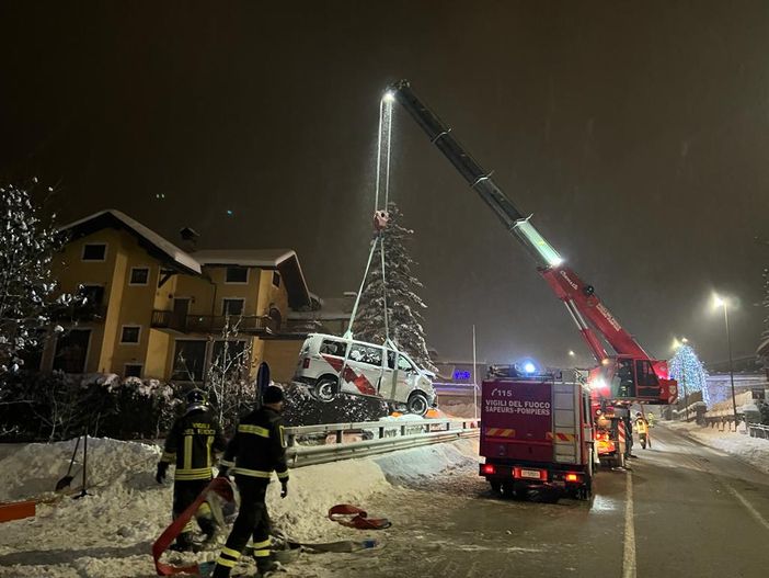 A Courmayeur furgone finisce nella Dora