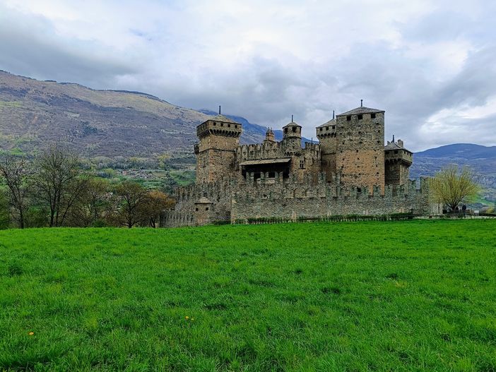 Custodi di pietra, sentinelle del tempo Custodi di pietra, sentinelle del tempo