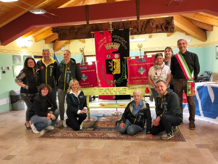 Il direttivo dell'Avis Gressan con il sindaco Stefano Belli. In basso la seconda da sn: Monica Glarey che ha ideato la panchina, e Marisa Zambon, presidente Avis Gressan