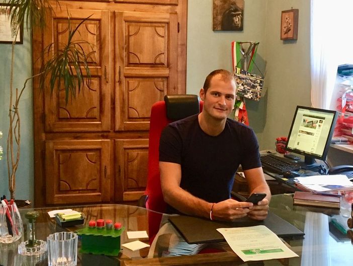 Il sindaco0 Alessandro Giovenzi che ha fatto evacuare le abitazioni Il sindaco0 Alessandro Giovenzi che ha fatto evacuare le abitazioni