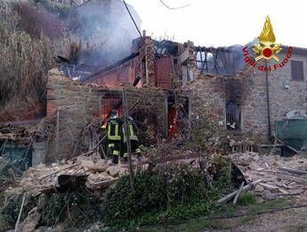 Esplosione in una palazzina a Pescia: si cerca un uomo disperso