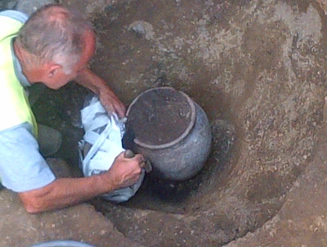 Qui e nelle foto a corredo dell'articolo, gli operai archeologici al lavoro Qui e nelle foto a corredo dell'articolo, gli operai archeologici al lavoro