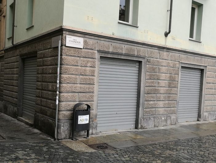 Serrande temporaneamente abbassate alla Pasticceria Boch di Aosta