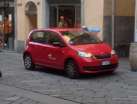 Una vettura Usca in centro ad Aosta