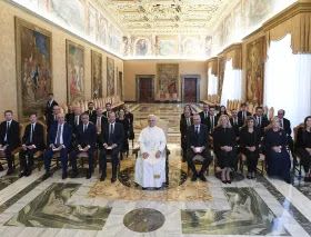 Papa: “Essere uomini e donne di dialogo significa rimanere profondamente radicati nel Vangelo” Papa: “Essere uomini e donne di dialogo significa rimanere profondamente radicati nel Vangelo”