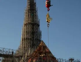 A un anno dalla riapertura, benedetto il gallo di Notre Dame