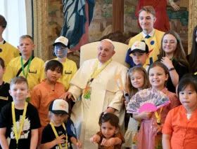 Papa Francesco e i bambini, una grande festa per chiedere la pace