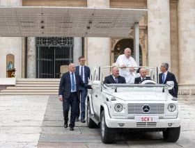 Papa Francesco: "Prenderci cura degli altri ci fa bene"