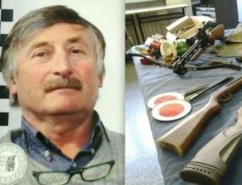 Emilio Pariset e parte delle armi sequestrate Emilio Pariset e parte delle armi sequestrate