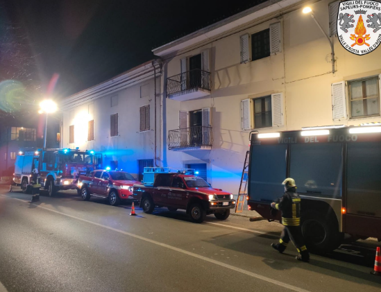 Incendio canna fumaria, intervento del Corpo Valdostano dei Vigili del Fuoco a Borgofranco di Ivrea Incendio canna fumaria, intervento del Corpo Valdostano dei Vigili del Fuoco a Borgofranco di Ivrea