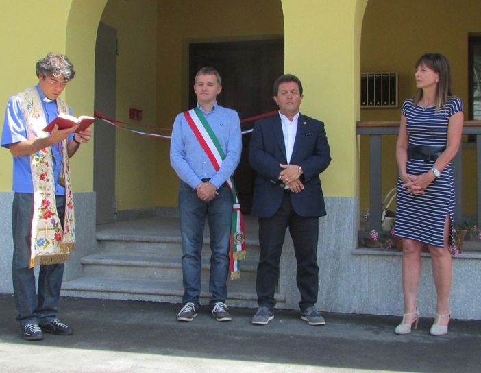 Il parroco di Arvier benedice la struttura alla presenza della presidente dell'Arer, Patrizia Diemoz, dell'assessore Mauro Baccega e del sindaco di Arvier, Mauro Lucianaz