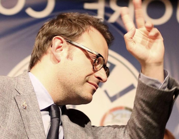 Stefano Aggravi sembra impartire la benedizione al termine del De Profundis