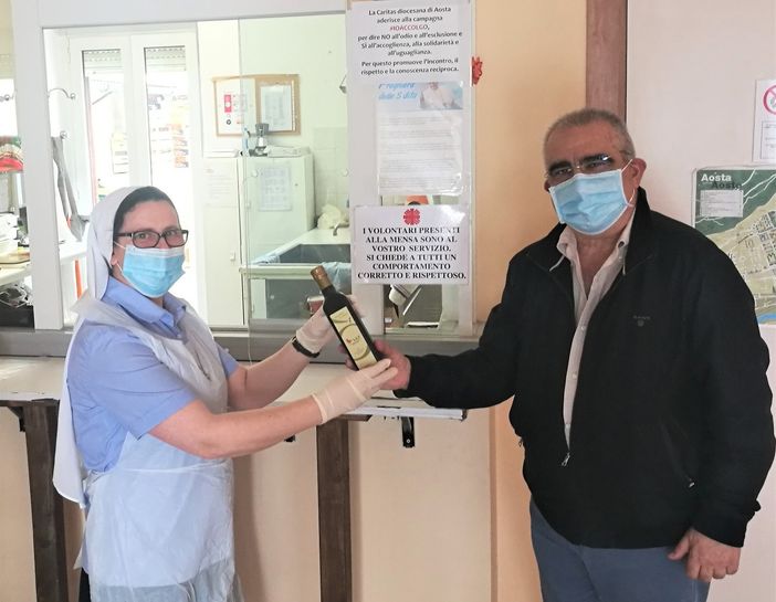 Nella foto allegata consegna del dono:  Direttrice mensa Tavola Amica Fondazione Opere per Caritas, Suor Margareta Francli, ed il  Presidente LILT Valle d’Aosta, Salvatore Luberto
