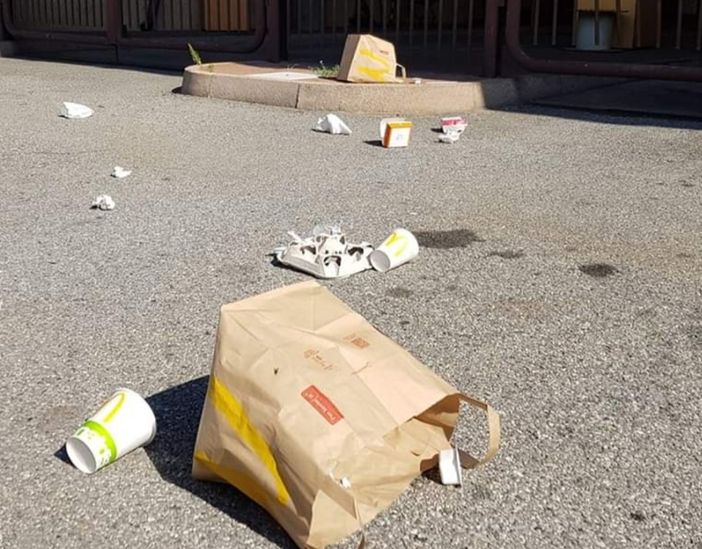 Urgono portarifiuti nel piazzale di Arena Croix Noire Urgono portarifiuti nel piazzale di Arena Croix Noire