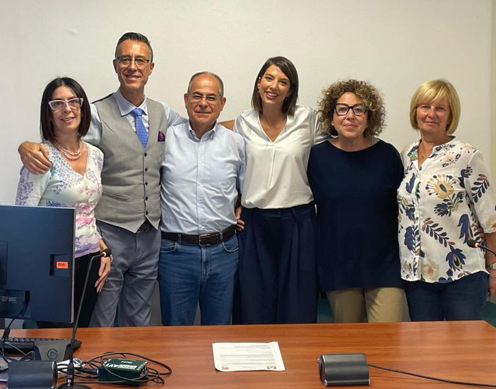 Da sn: Consigliera AICE vda Stefania Magro; Presidente AICE vda Manuele Amateis; Vicepresidente CSV Severino Cubeddu; Vicepresidente AISM Georgia Scavuzzo; Consigliera AISM Vincenza Maddio; Consigliera AISM Angela Cappellari. Da sn: Consigliera AICE vda Stefania Magro; Presidente AICE vda Manuele Amateis; Vicepresidente CSV Severino Cubeddu; Vicepresidente AISM Georgia Scavuzzo; Consigliera AISM Vincenza Maddio; Consigliera AISM Angela Cappellari.