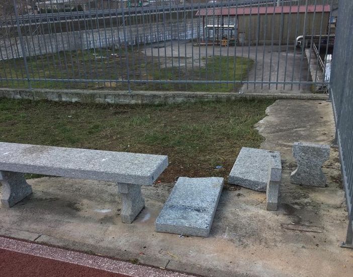 Una panca in marmo fatta a pezzi dai teppisti Una panca in marmo fatta a pezzi dai teppisti