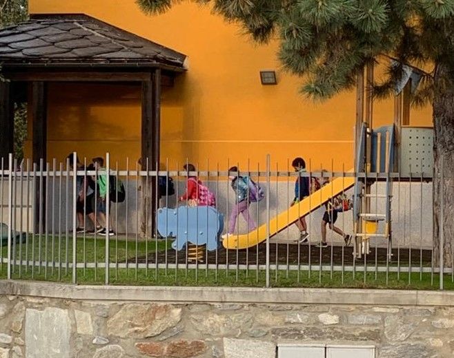 Distanze rispettate all'ingresso a scuola (cliccare sull'immagine per avviare la minigallery)