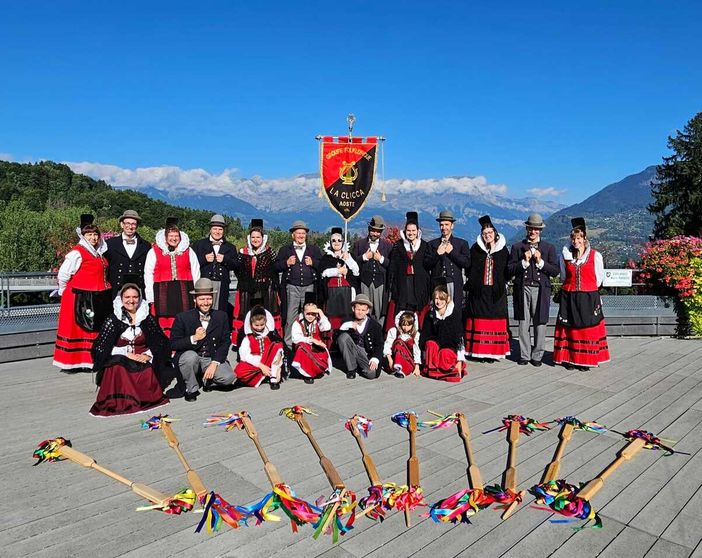 Una formazione del gruppo folkloristico La Clicca di Saint-Martin-de-Corléans