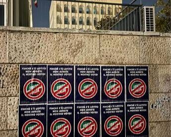 Protesta laziali, manifesti con simbolo Forza Italia sbarrato: "Finché c'è Lotito non avrete nostro voto" Protesta laziali, manifesti con simbolo Forza Italia sbarrato: "Finché c'è Lotito non avrete nostro voto"