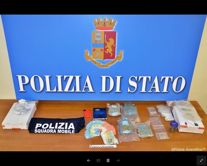 Comprava marijuana per posta per poi spacciarla, arrestato 22enne