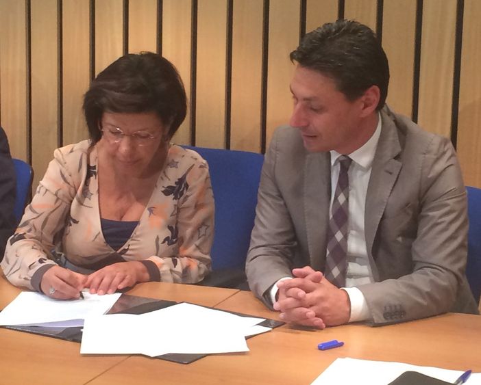 Il direttore dell'Agenzia delle Entrate, Maria Letizia Schillaci Ventura e l'assessore Laurent Vierin firmano il protocollo