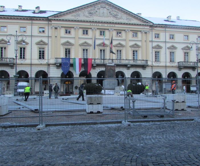 E' iniziato il montaggio del padiglione che ospiterà l'Atelier des Metiers in piazza Chanoux, sorvegliato da quattro videocamere
