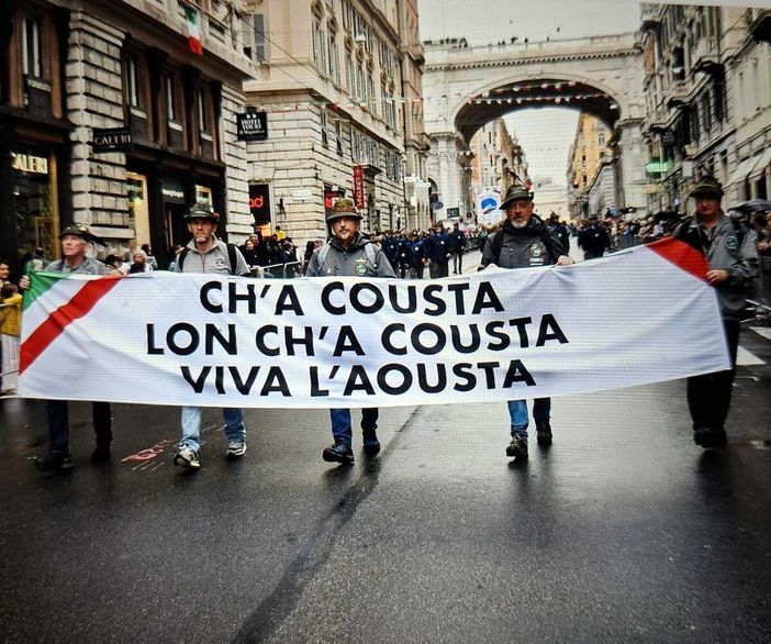 Lo striscione in via XX Settembre: da sinistra , Romeo Barailler, Ivan Barailler, Renato Ferraris, Davide Oreiller , Enrico Donnet Lo striscione in via XX Settembre: da sinistra , Romeo Barailler, Ivan Barailler, Renato Ferraris, Davide Oreiller , Enrico Donnet