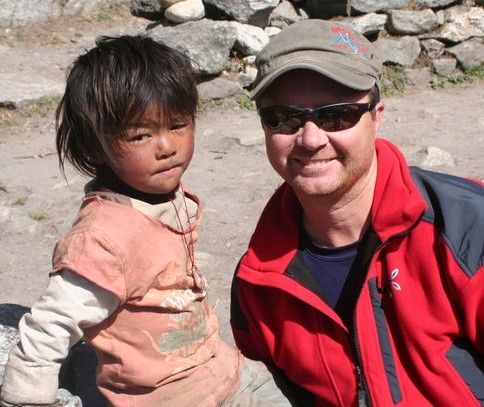Renzo Carazzo con un bimbo incontrato durante un viaggio in Nepal