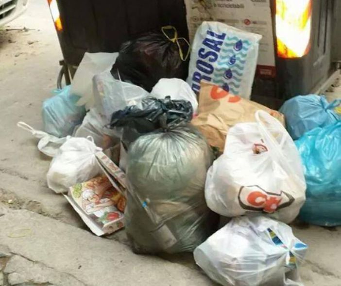 Rifiuti abbandonati vicino a un cassonetto condominiale Rifiuti abbandonati vicino a un cassonetto condominiale